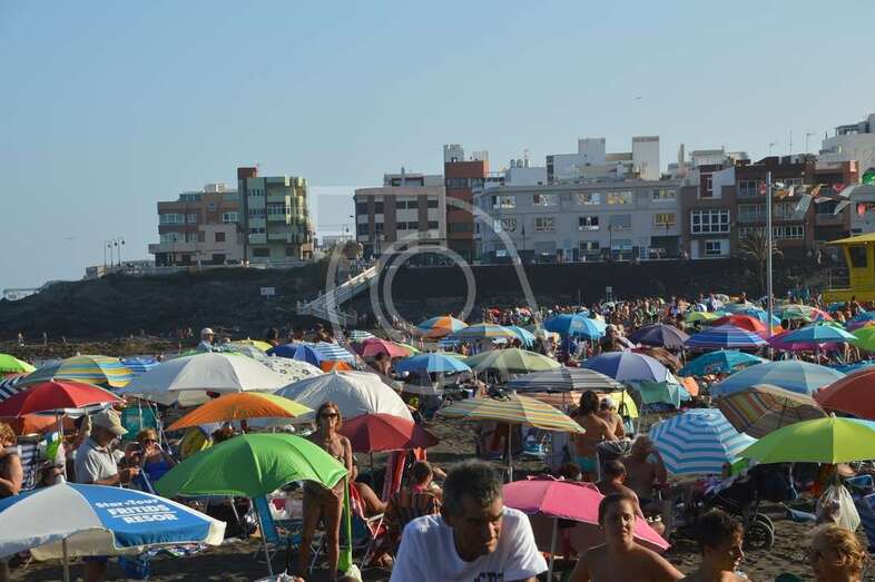 Domingo de agosto en la playa de Melenara (Foto TA)